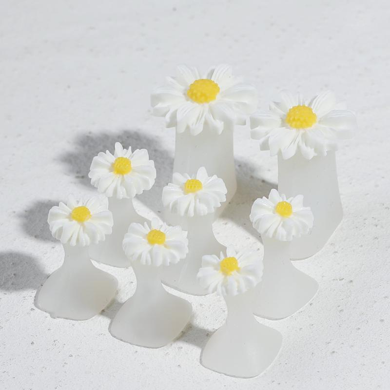 Soft Non-pinch Toe Separators 8 Pcs Reusable Plastic Cute Flower Pearl Designs for Long Time Pedicure Nail Polish