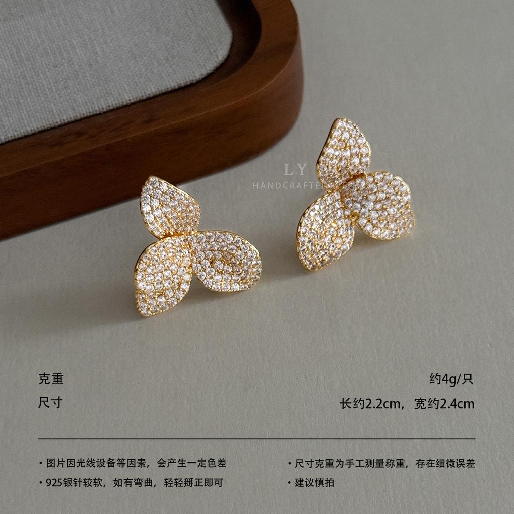 Light luxury full diamond butterfly stud earrings three-dimensional butterfly wing shape shiny zircon niche design dating commuter temperament earring