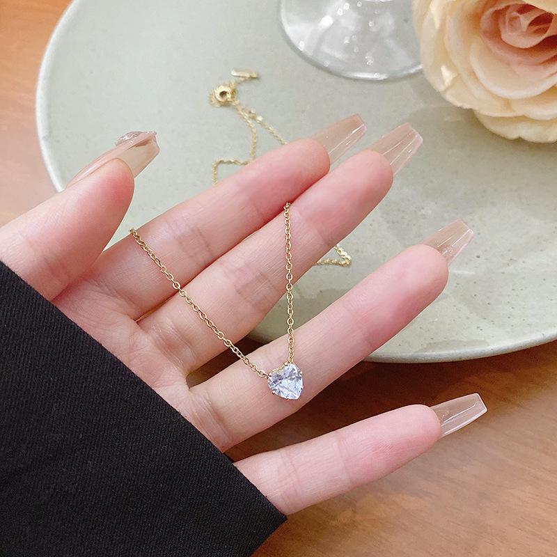 Single Diamond Square Pendant Necklace, Gold-Plated Titanium Steel, Elegant and Durable Clavicle Chain.