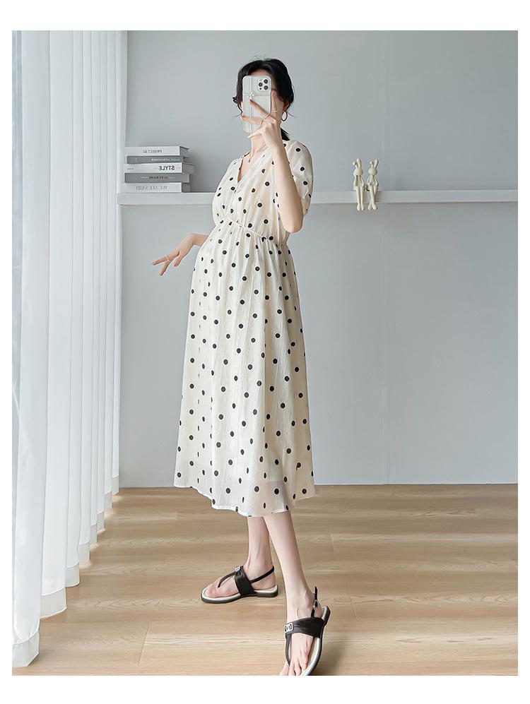 Summer Polka Dot V-Neck Dress: Retro French Style with Puff Sleeves for Expecting Mothers.