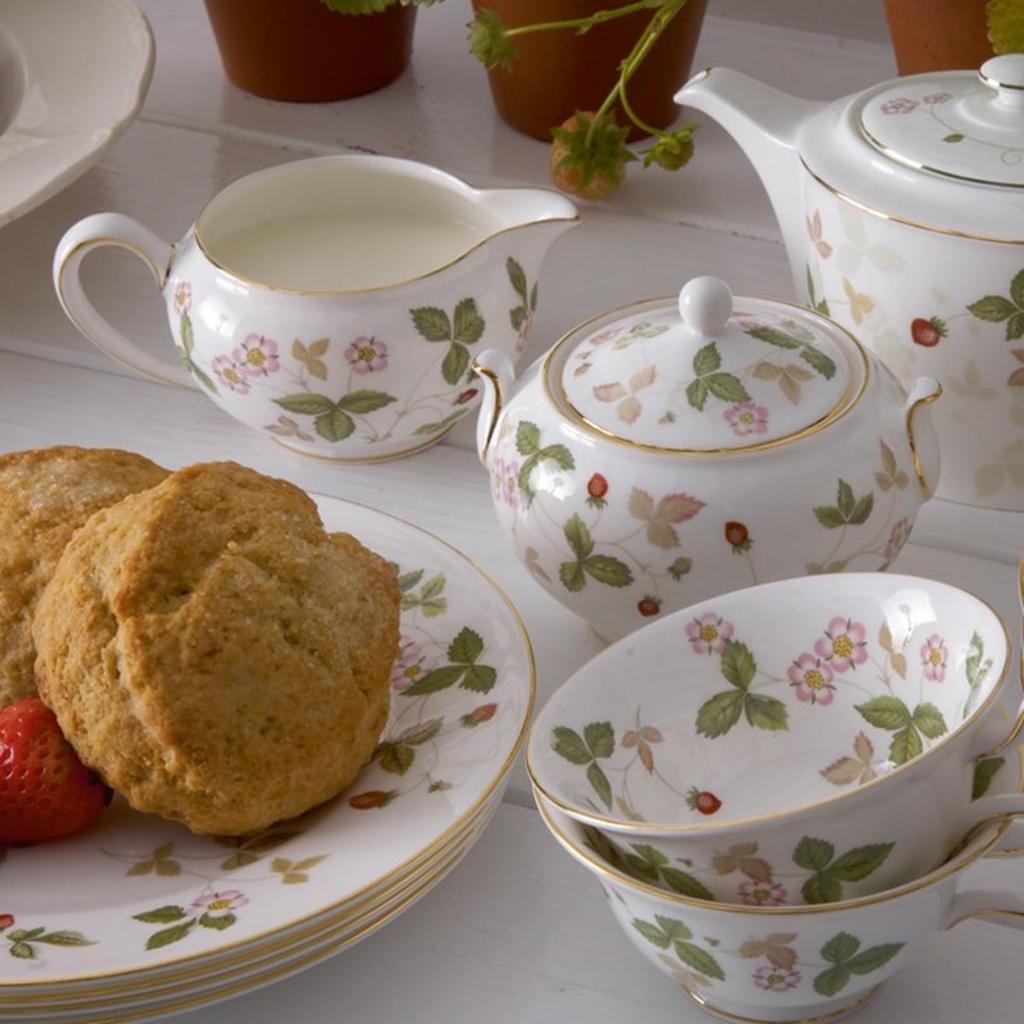 Imported Wedgwood Wild Strawberry Tea Sugar Box S Wedding Gift Present 50105506975 [Authentic Product] -