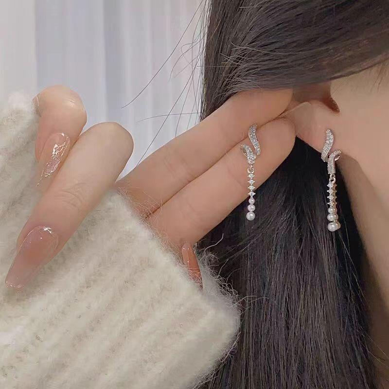 Fashionable Earrings with Temperament, Long Earrings for Girls, Niche Design, Unique Spiral Super Flash, Simple and Fashionable Tassel Earrings