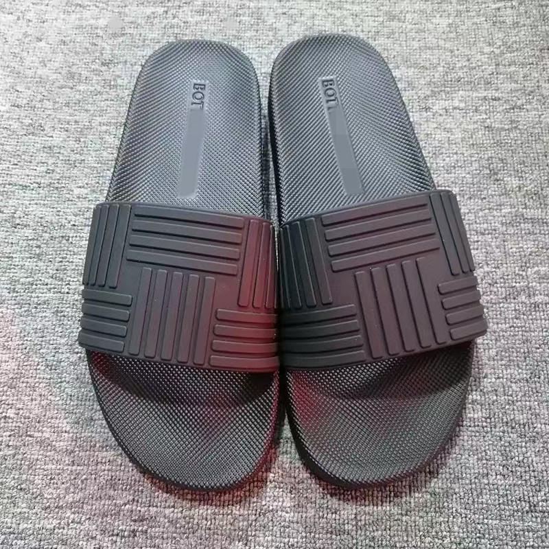 

Мужские летние тапочки с открытым носком и толстой нескользящей подошвой в клетку 40 чёрный