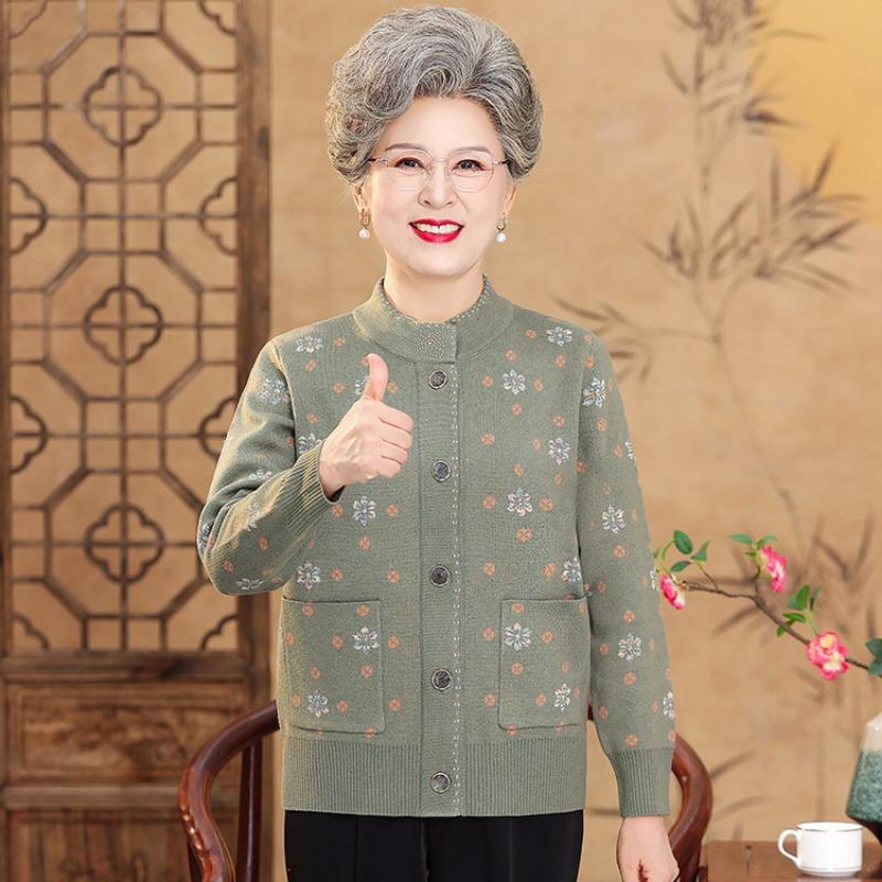 

Пожилая женщина среднего возраста, бабушка, собирает флисовые утепленные весенне-осенние топы и пальто для пожилой женщины, мать собирает зимний свитер-кардиган 4XL зелёный