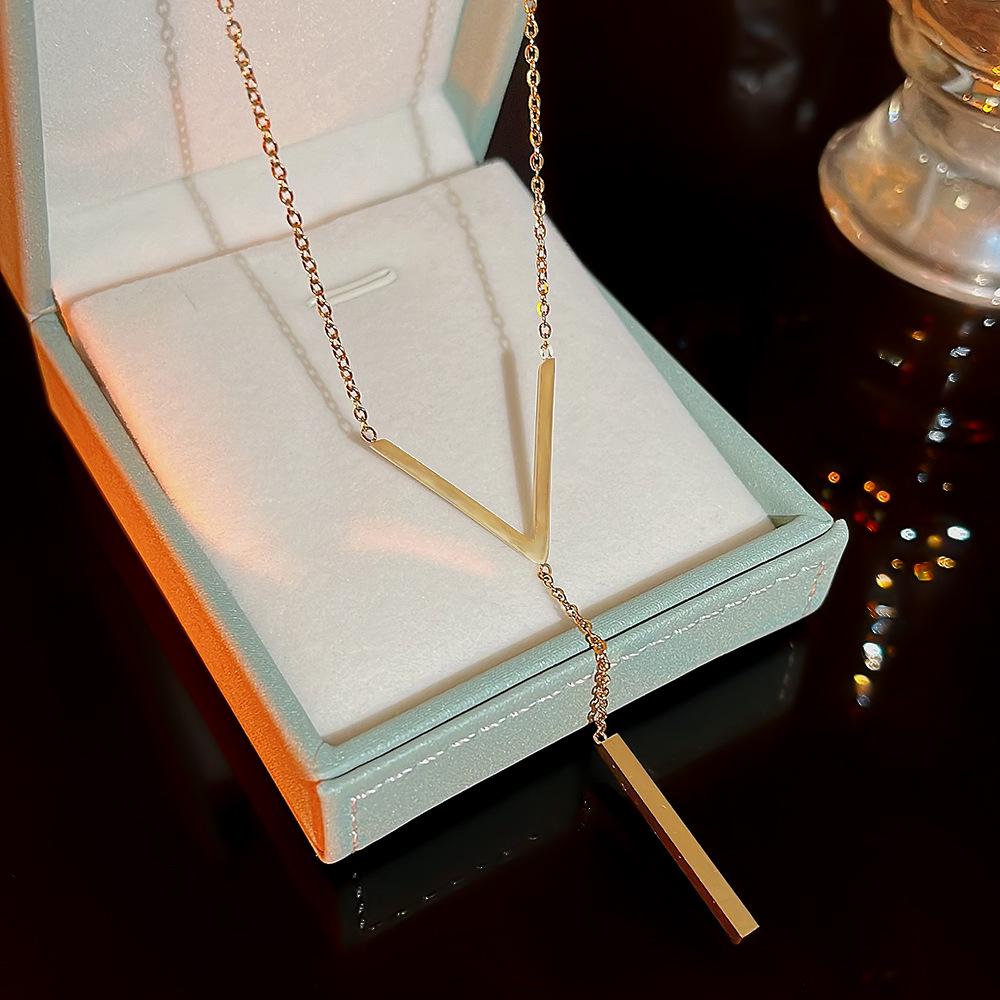 

Luxurious Letter Pendant Tassel Necklace: Trendy Niche Design for Women