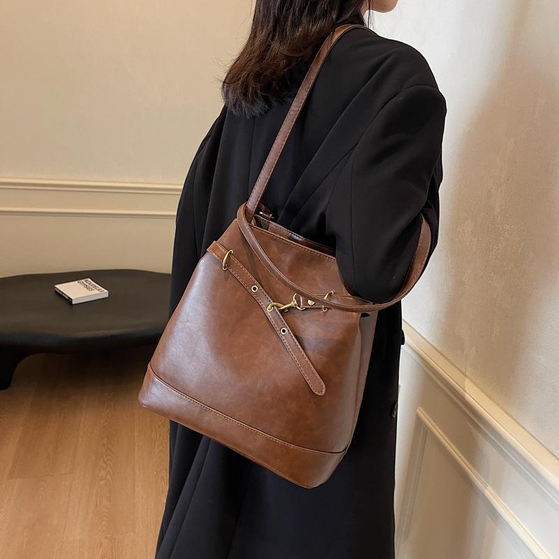 2025 autumn and winter new personalized retro smudge high-end sense one pack multi-back deformation bucket backpack messenger bag tide