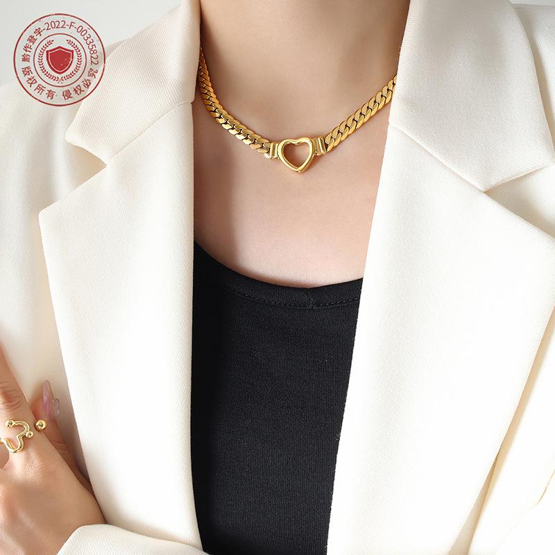 European & American Hip Hop Thick Cuban Chain Necklace with Heart Ring, 18K Gold-Plated Titanium Steel, Trendy and Luxurious.