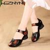 Sommer Designer Nationalstil Freizeit Dicke Absätze Aussparungen Nähen Blumen Print Gemischte Farben Echtes PU-Leder Damen Sandalen
