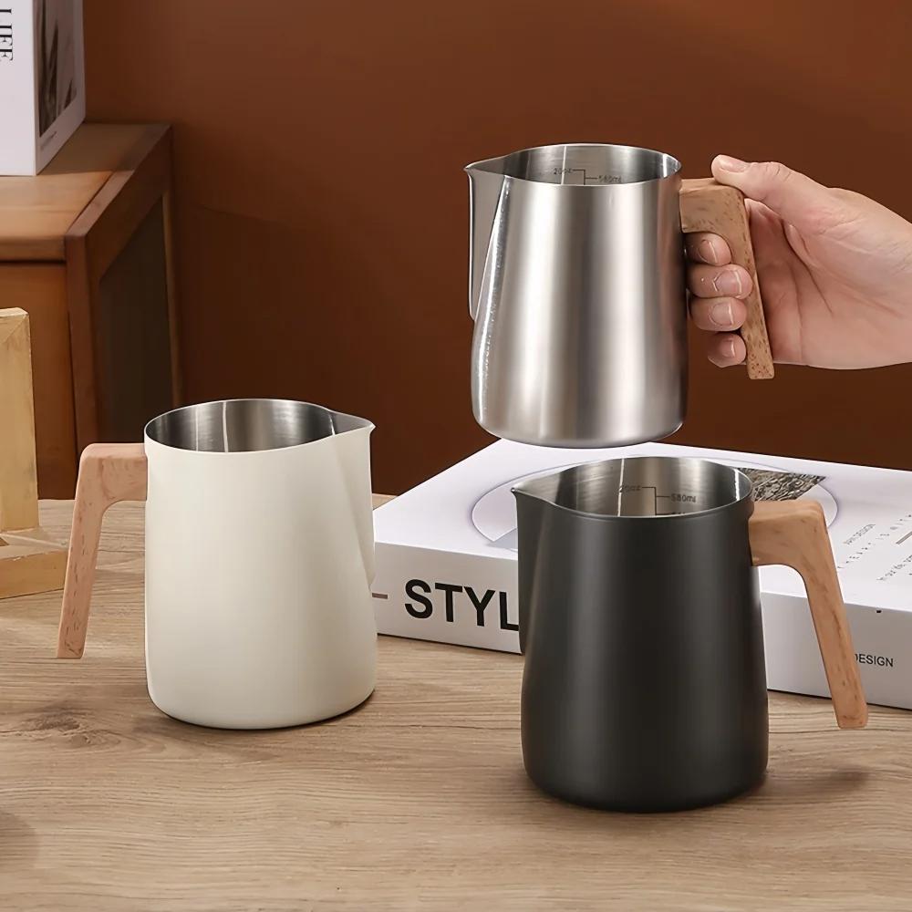 Jarra Jarra para Espumar Leche de Café Acero Inoxidable 304 Báscula de Precisión Mango con Textura de Madera Antiescaldado Utensilios de Café Profesionales