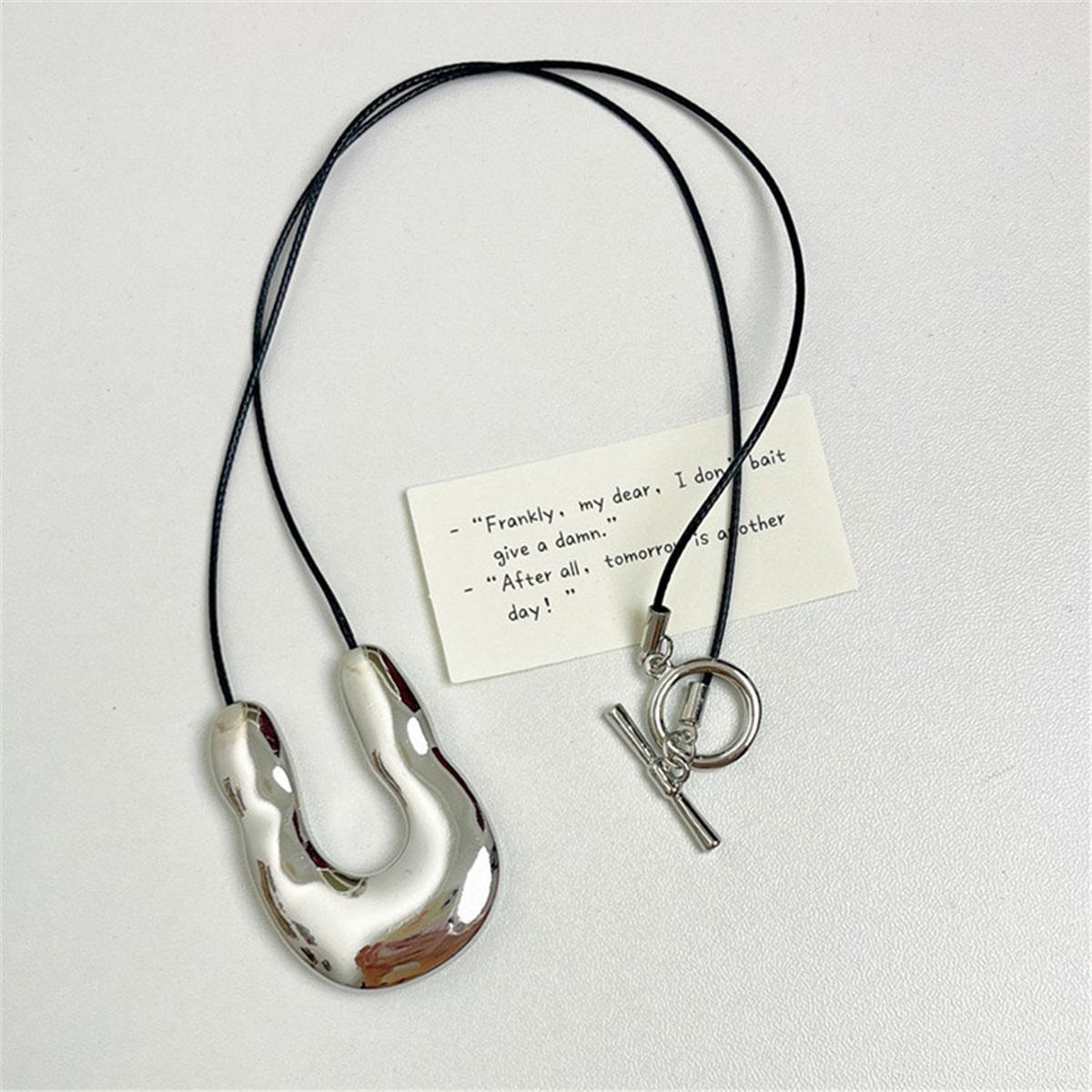 

Tooxika Niche Personality Metal U-shaped Glossy Horseshoe Irregular Pendant Necklace Simple Luxury Collarbone Chain серебряный