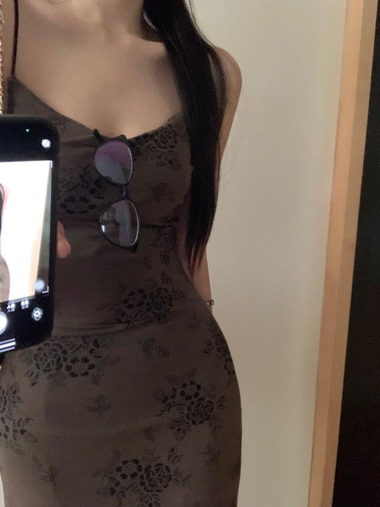 Schickes französisches Camisole-Kleid mit schwarzem Print: Elegantes, taillenförmiges Design für einen schlankmachenden, raffinierten Look.