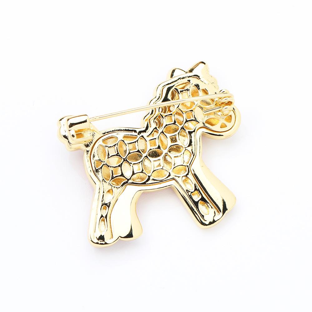 Novo Produto de Ano Novo Ano do Cavalo Óleo Pingado Três Cores Potro Broche Delicado Cravejado com Diamante Versátil Animal Zodíaco Cavalo Alfinete Feminino