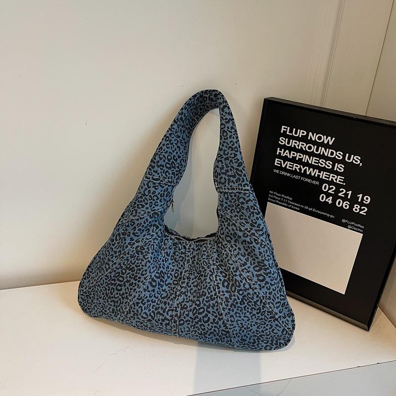 

Повседневная сумка с леопардовым принтом женская большой вместимости 2025 новая осенне-зимняя повседневная на плечо модная классная сумка-тоут для поездок на работу светло-синий