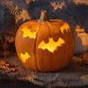 Illuminazione Notturna Atmosferica Zucca di Halloween Statuetta in Resina, Lanterna a Forma di Pipistrello Traforata con Artigianato Artistico Luce Calda, Spettrale Interno Esterno Casa Tavolo