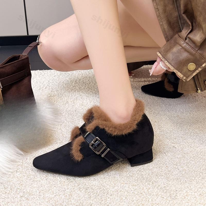Chaussures pour femmes grande taille à talon moyen Hiver Nouvelle boucle de ceinture Chaussures confortables en coton Extérieur Antidérapant Chaussures chaudes à bout pointu en peluche