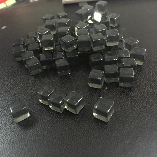 100 Stück Set 8mm Transparenter Würfel mit eckigen Kanten Bunt Klar Einfarbig Würfel Schachfigur Rechter Winkel Für Brettspiel