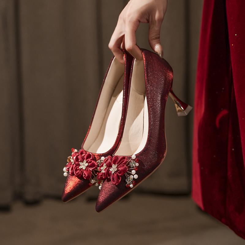 2025 Μεταξωτά Φλοράλ Στιλέτο Νυφικά Παπούτσια: Γόβες Γάμου με Μυτερή Μύτη για Νύφες