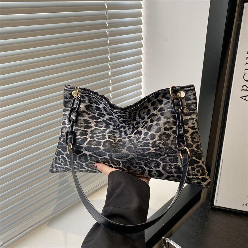 Leopard Pattern Tote Bag new style commuting shoulder tote bag Vintage Canvas Shoulder Handbag Niche Design Leopard Commuter Bag