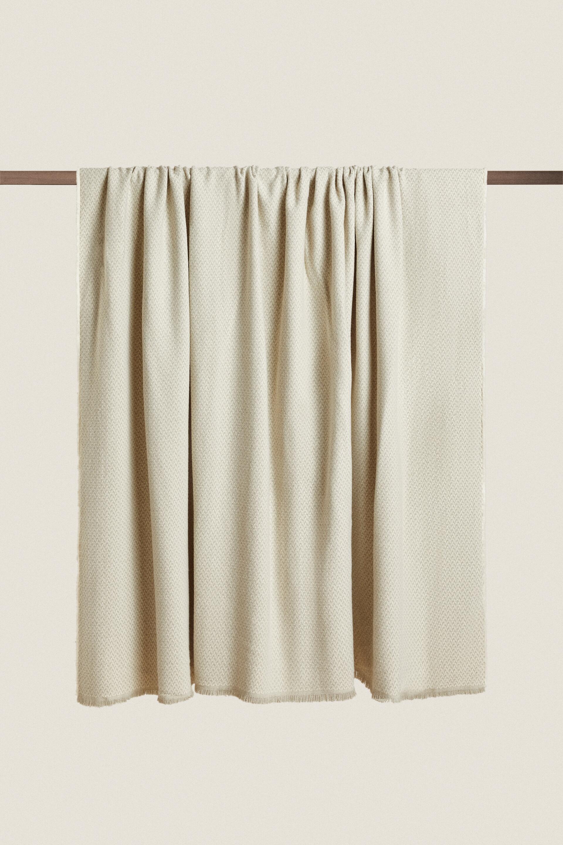 

АКРИЛОВОЕ ОДЕЯЛО С БАХРОМОЙ