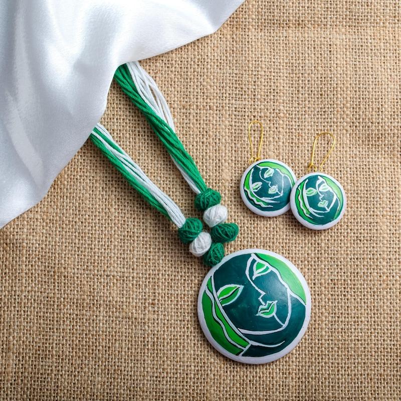 

Набор глиняных украшений ручной работы Зеленая девушка по соседству