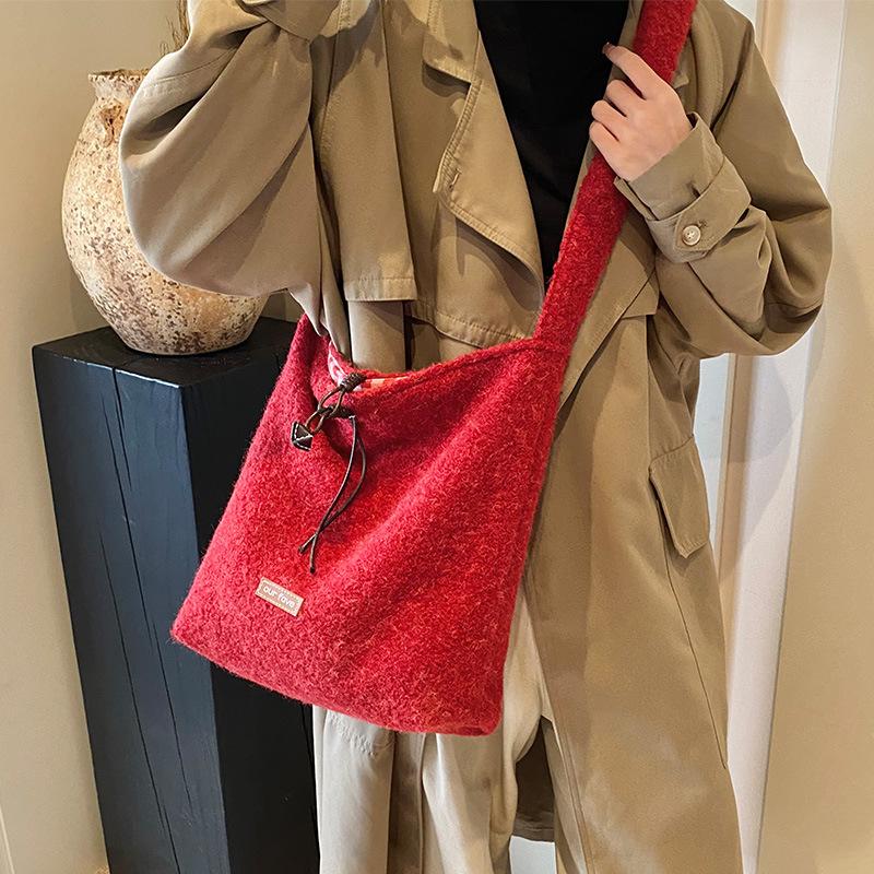 Winter Fashion Plush Bag Women's New Fashion College Style Shoulder Bag Casual Large Capacity Plush Tote Bag