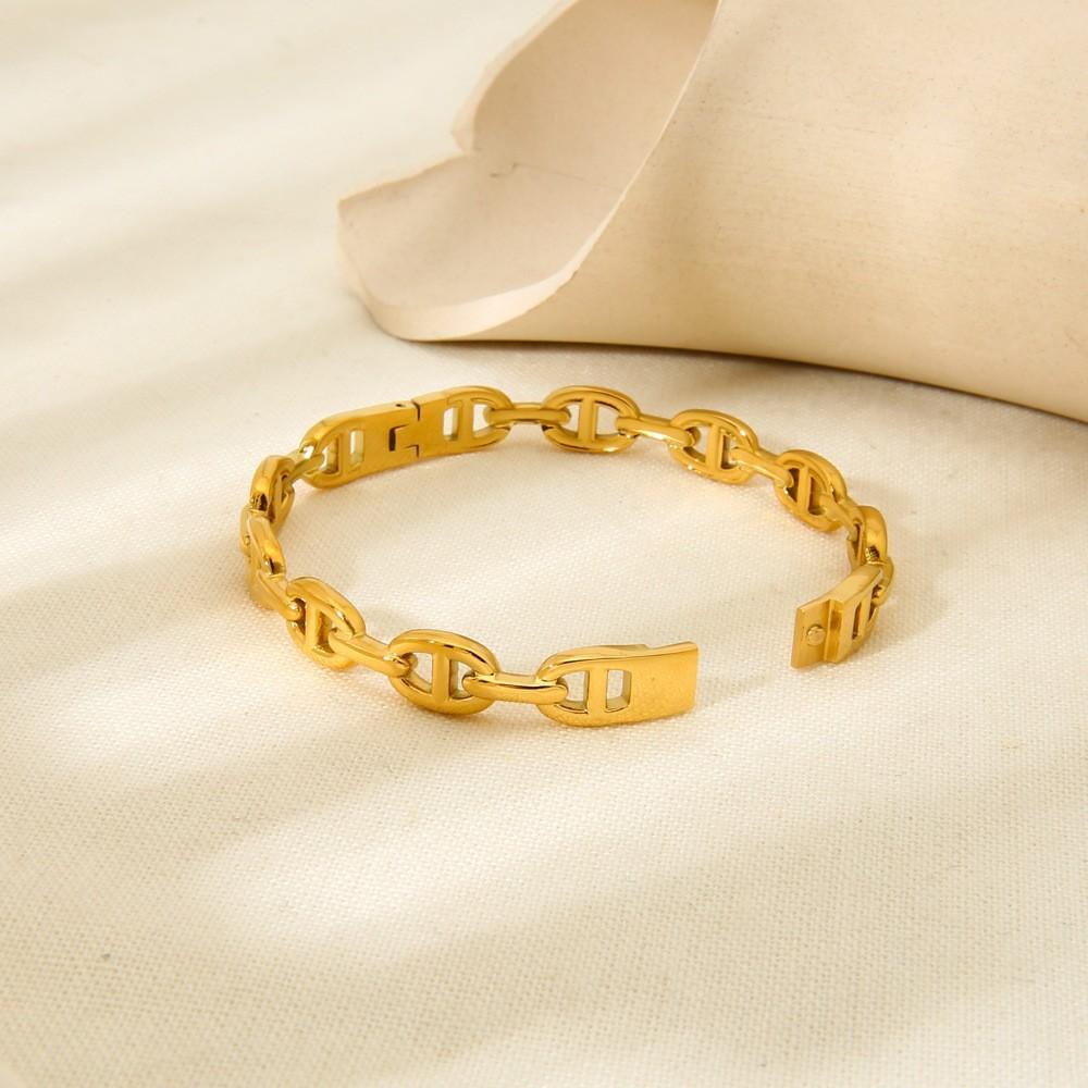 European and American 18k Gold Plated Hollow Splicing Pig Nose Design Sense Opening Buckle Bracelet Stainless Steel Waterproof Bracelet Women