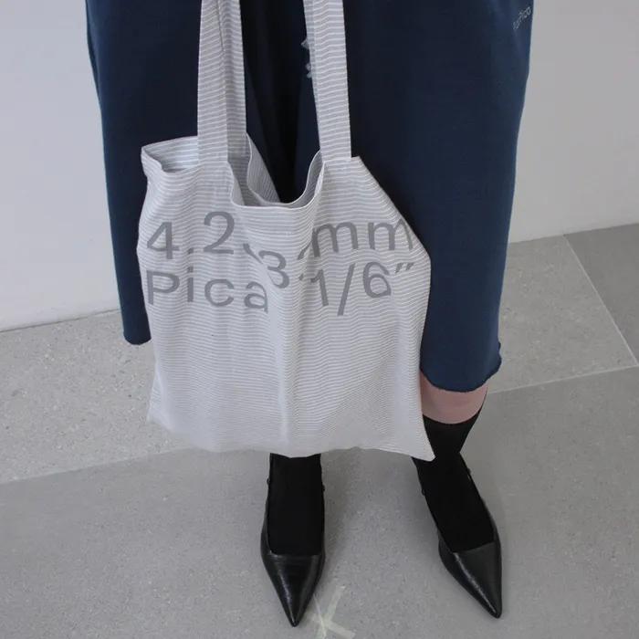 STRIPED DOUBLE-SIDED LOGO SHOULDER BAG (grey Stripe)