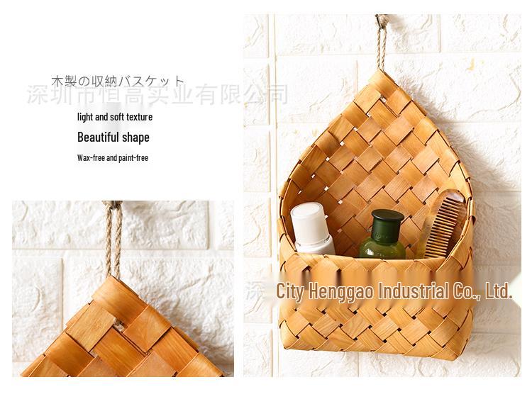 Handgefertigter Wandkorb aus Holzgeflecht im amerikanischen Landhausstil mit Ledergriff zur Aufbewahrung von Obst und Snacks auf dem Schreibtisch