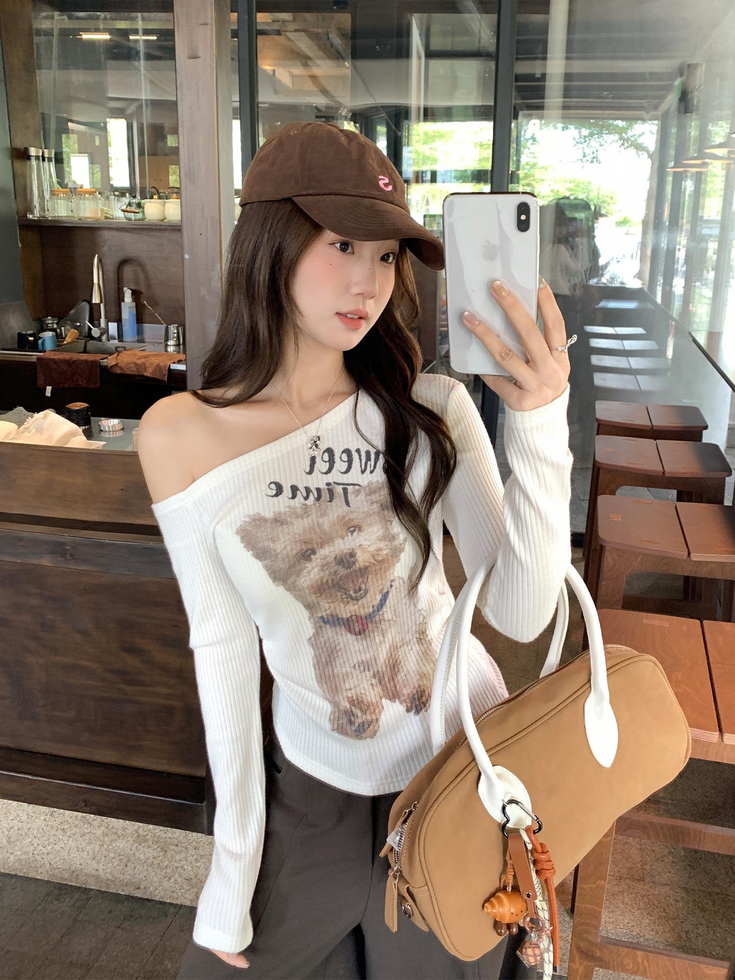 

Slant-necked off-shoulder printed long-sleeved t-shirt for women s autumn spice girls slim-fitting and thin bottoming shirt with knitted top inside S белый