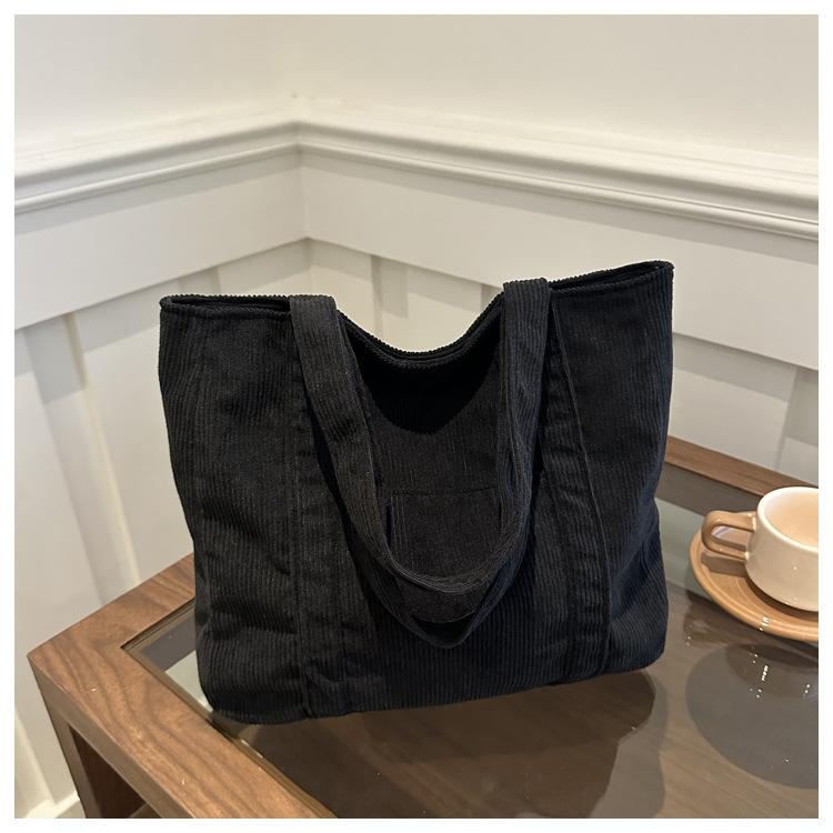 

Simple and versatile tote bag, large-capacity commuter handbag, high-end sense, niche single shoulder messenger bag, fashionable underarm bag.