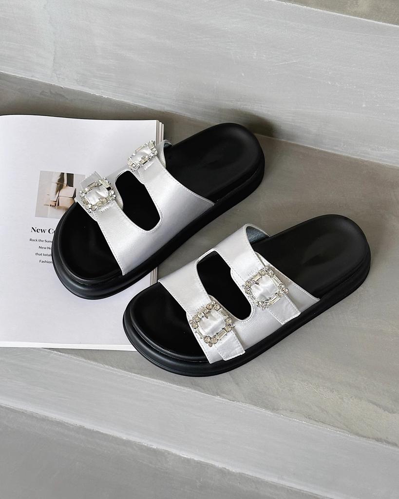 Korean Version of Casual Rhinestone Buckle Thick-soled Sandals, Niche Soft-soled Comfortable Beach Sandals with Slippers