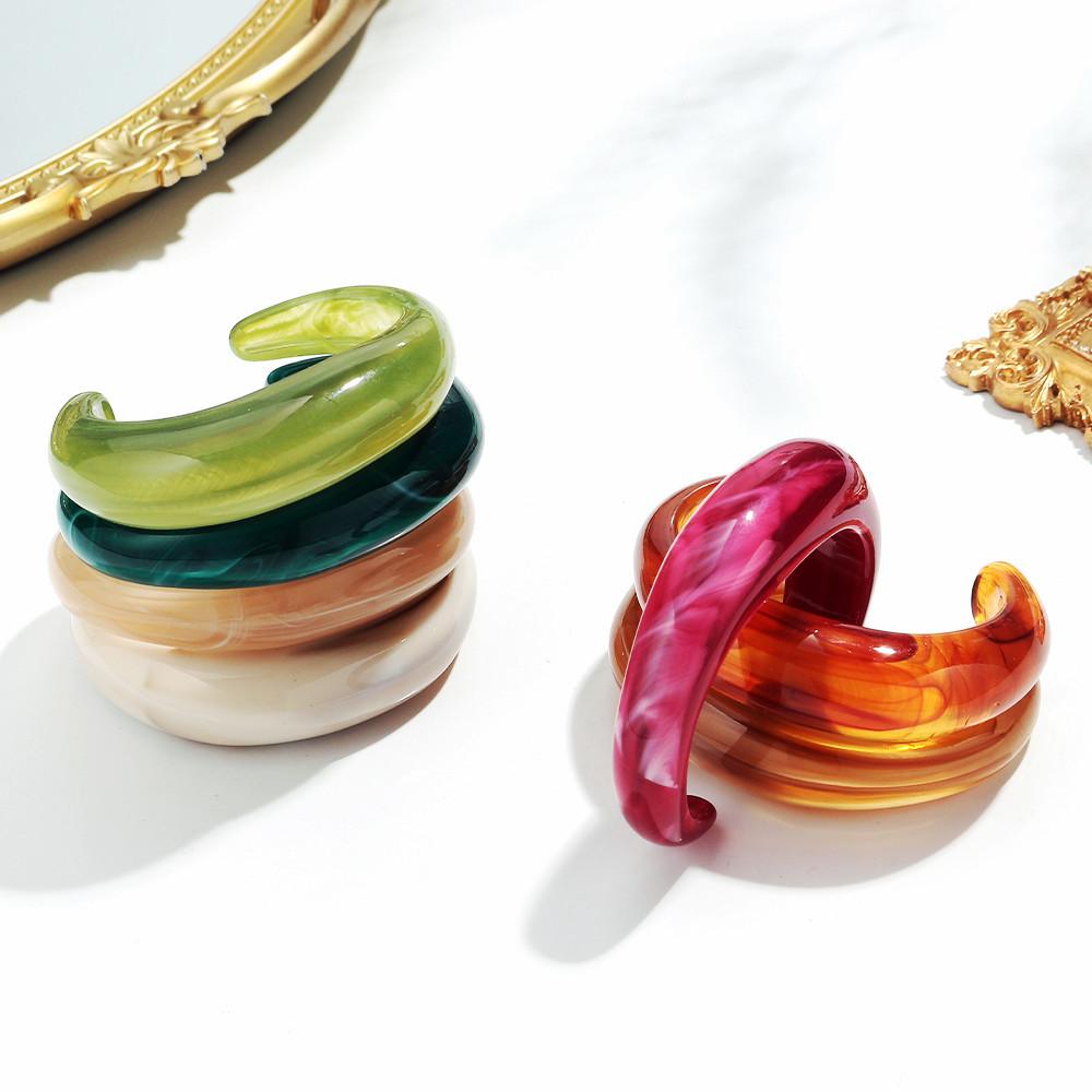 Smooth Round Acrylic Cuff Bangles for Women Vintage Exaggerated Jelly Color Smudging Bangle Wide Resin Bracelet Accessories
