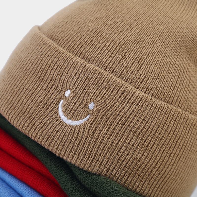 New cute little smiley face simple embroidery knitted hat men's and women's college style versatile wool stacking hat
