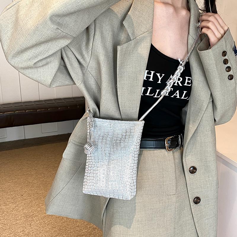 New casual messenger mobile phone bag simple and fashionable silver shoulder bag women's high-end mini bag