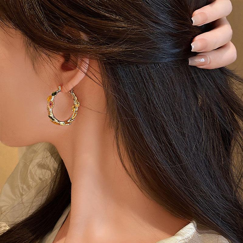 2024 Light Luxury Daisy Flower Circle Earrings - Women's High-End Ear Cuffs & Hoops