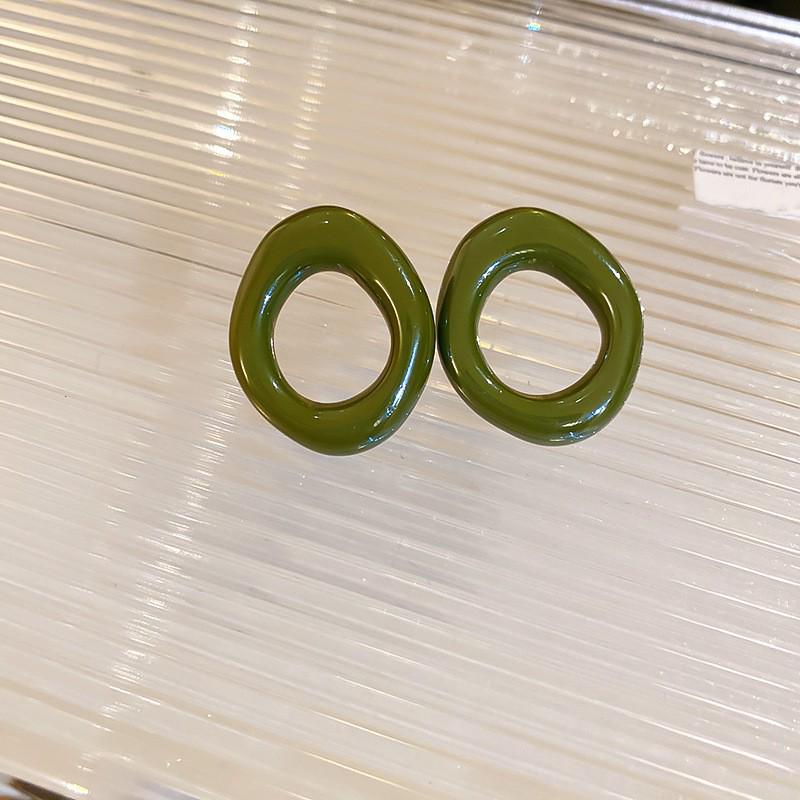 Серебряные серьги-бабочки и жемчуг — элегантная летняя мода для женщин