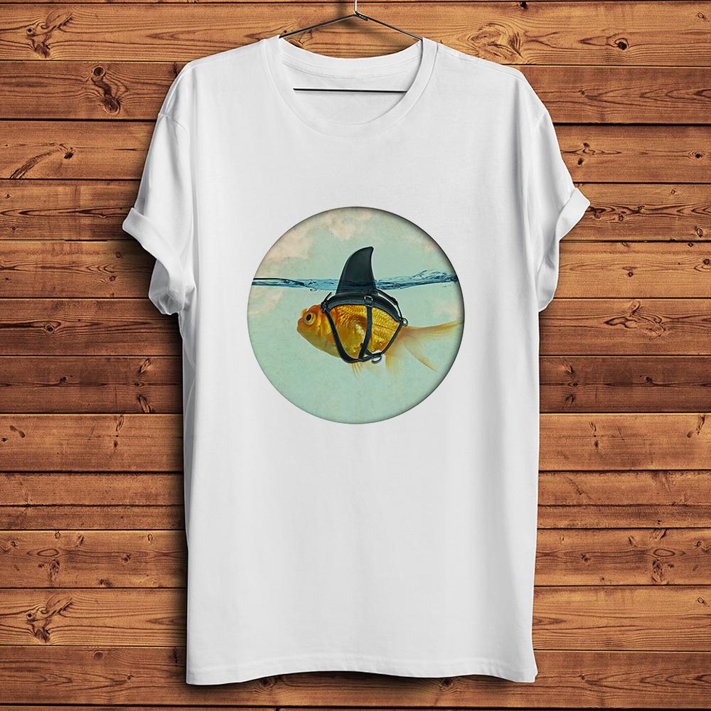 Goldfisch Verkleidet Als Hai Lustiges T-Shirt Unisex Herren Weiß Lässig Kurzarm Cool Humorvolles T-Shirtunisex Tee Atmungsaktiv Druck