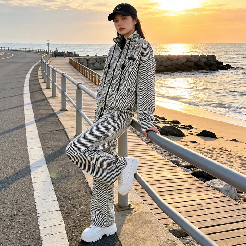 

Women s European-Style High-End Velvet Hoodie Suit - Thickened Casual Two-Piece for Autumn & Winter S