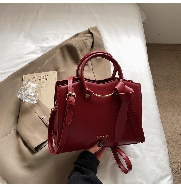 

2025 new bag women s high-end textured women s bag fashionable versatile commuter niche portable shoulder messenger bag червоний