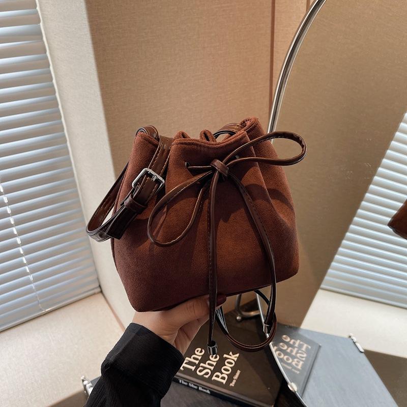 

Fashion matte small bucket i bucket bag 2024 Осінь і зима Нова універсальна ретро сумка через плече кавовий