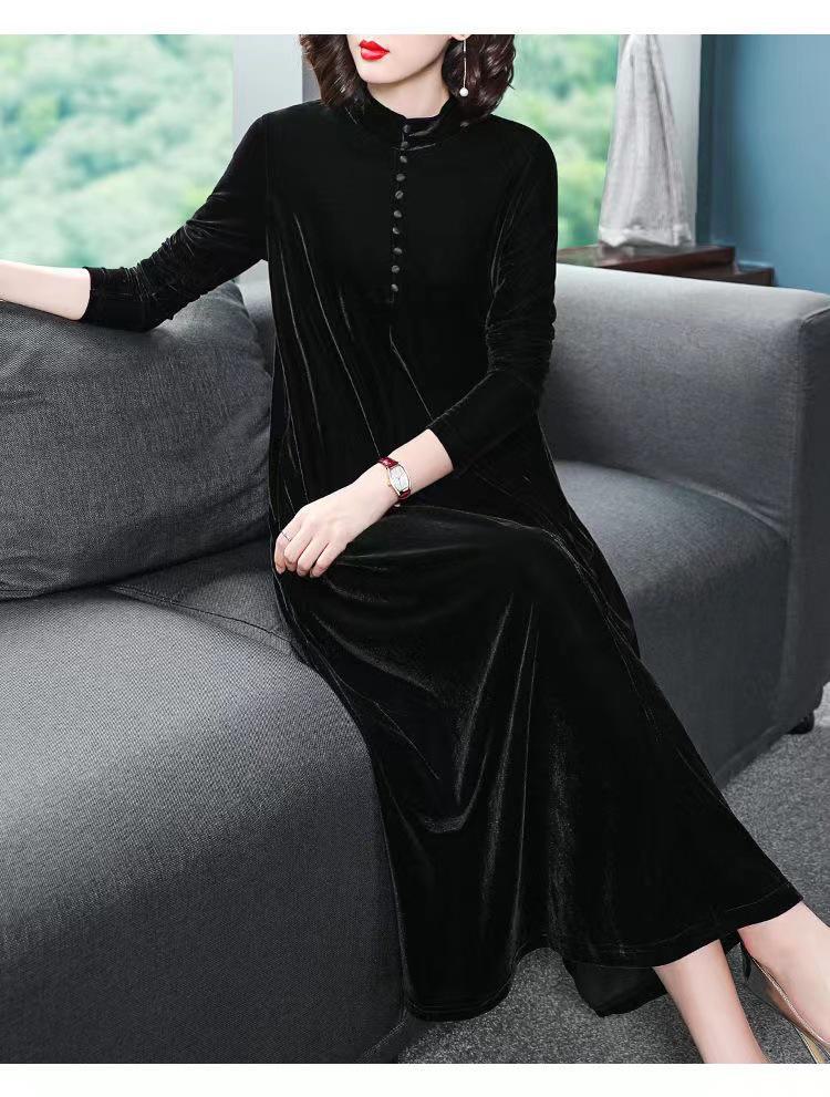 

Женское длинное черное бархатное платье с юбкой и золотыми акцентами, облегающий крой, длинный рукав, пуловер на пуговицах - коллекция осень/зима 2023 г. 4XL чёрный