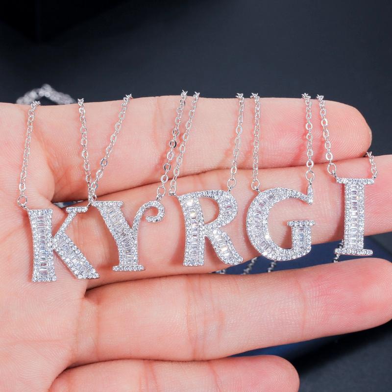 WWJ Collier élégant avec pendentif en zircone cubique brillant avec 26 lettres initiales