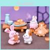 Adorables Decoraciones de Micropaisaje de Resina de Conejo DIY Comiendo Pastel de Luna para la Celebración del Festival de Mediados de Otoño
