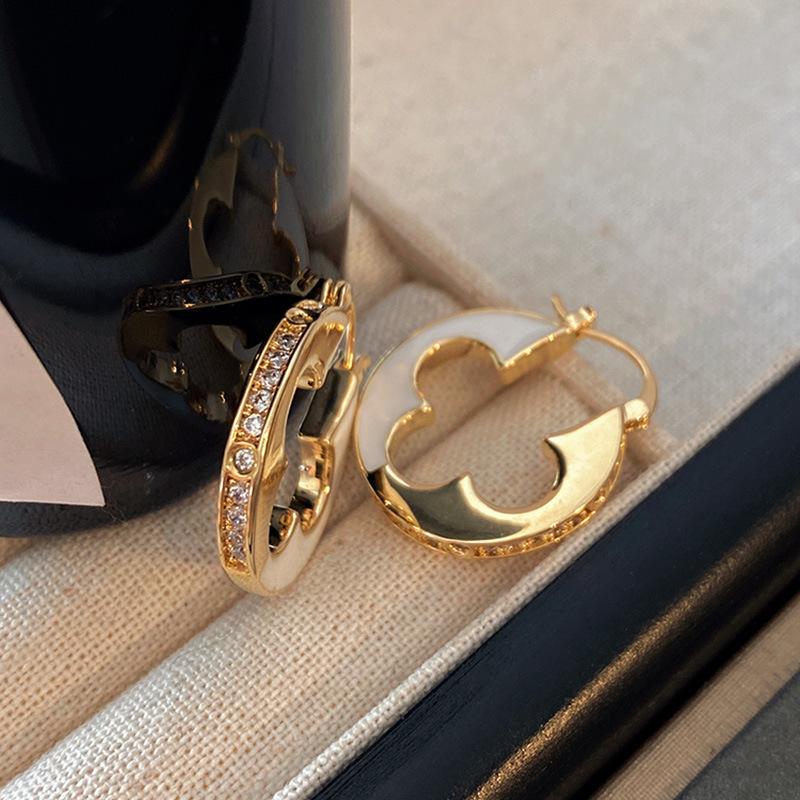 Four-Leaf Clover With Pearl White Fritillary, Light Luxury And High-End Hepburn Small Fragrant