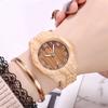 Reloj de pulsera de cuarzo analógico con banda de resina y números árabes con esfera redonda de grano de madera para mujer