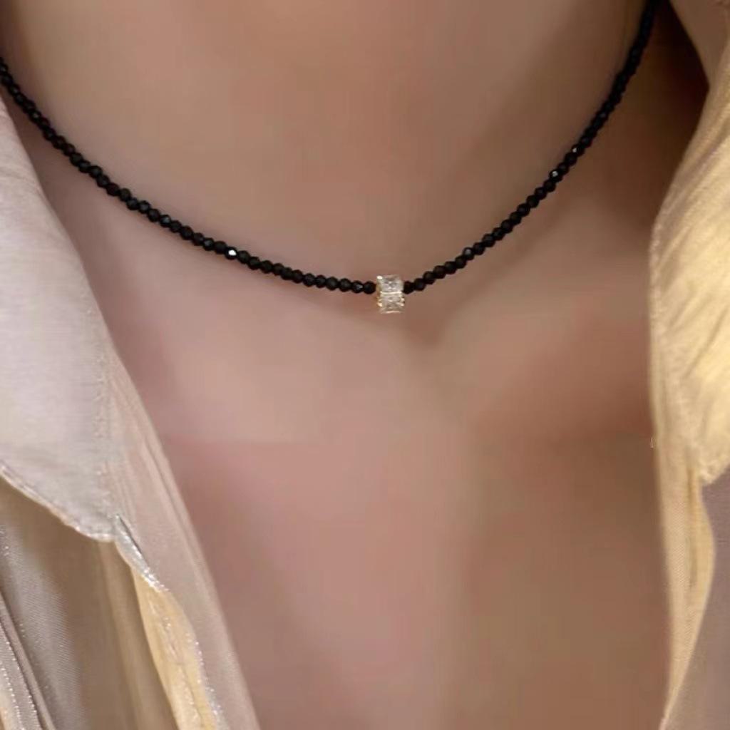 Black Spinel Pearl Clavicle Necklace: Simple Retro Beaded Choker, Light Luxury Niche Accessory for Women