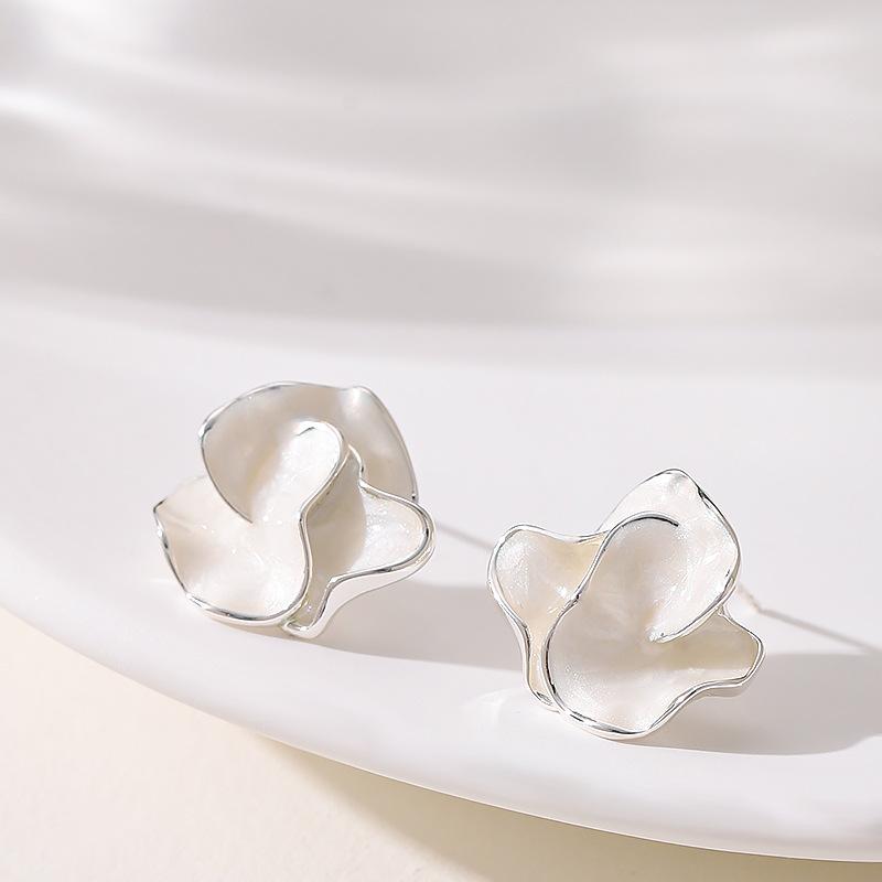 

French gentle temperament fairy style enamel drip glaze three-dimensional petal stud earrings light luxury elegant high-end earrings белый