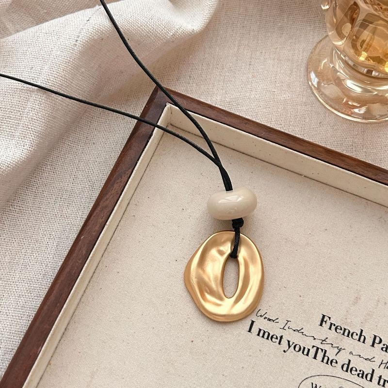 Acrylic geometric round irregular pendant necklace European and American simple collarbone chain niche design sweater chain women