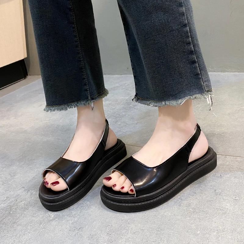 Móda 2024 Nové robustní dámské boty ve výprodeji Dámské platformové klínkové přezkové dámské sandály s páskem Letní ležérní sandály