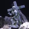 1 Pc Jesus Cross Ornament, Jesus Carrying the Cross Realistic Resin Decoration, Fish Tank Decoration, Vintage Dark Style Decorat